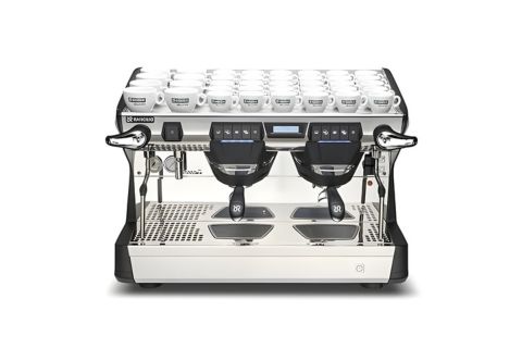 8. FAQ – Câu hỏi thường gặpRancilio Classe 7 USB phù hợp mô hình nào? ✔ Quán café chuyên nghiệp, espresso bar, khách sạn & nhà hàng cao cấp. USB có tác dụng gì? ✔ Ổn định nhiệt, giảm sai số khi pha ly espresso. Máy có dễ vận hành không? ✔ Có – bảng điều khiển trực quan. Có phù hợp barista mới không? ✔ Phù hợp cả barista kinh nghiệm lẫn mới. Làm sao để máy bền lâu? ✔ Vệ sinh thường xuyên, backflush & lọc nước tốt. 9. Kết luận Máy pha cà phê Rancilio Classe 7 USB là lựa chọn hàng đầu cho các mô hình cà phê chuyên nghiệp với ổn định nhiệt cao – thiết kế sang trọng – pha nhanh – bền bỉ.